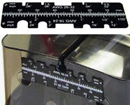 ワイヤーレベラー（ゲージ）。刃物の中心に電線を正確に挿入するために使用します。