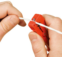 長く剥離する場合は前方の刃で縦方向に切り込みを入れます