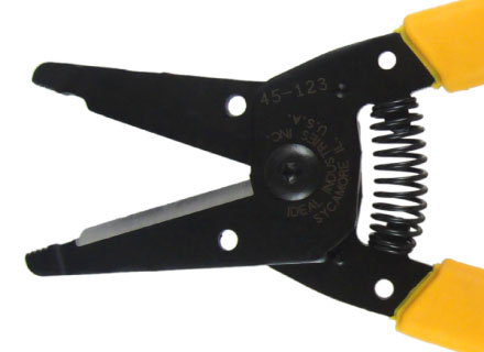 切れ味バツグン、線を潰さず、軽く直角にカットします