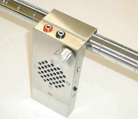 パイプラック等の作業台に固定可能な金具が付いています