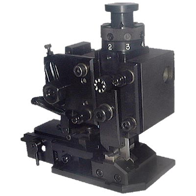 横連鎖用と縦連鎖用のアプリケーター。 日本連続端子製（JCT）