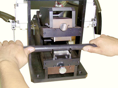 刃型内に電線をセットする