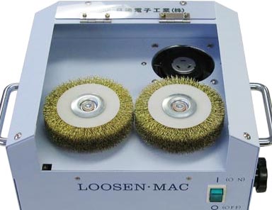 内蔵ファンでホコリを吸引。ダストBOXに収納されます。