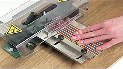 材料をカッターに垂直に合わせる為のガイドの使用例。