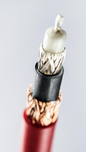 セミフレキシブルケーブル、シールドのある多芯ケーブル、編組のある電線など様々な種類の電線の加工が可能です。