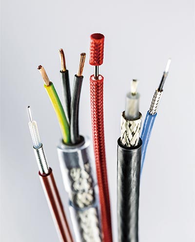 セミフレキシブルケーブル、シールドのある多芯ケーブル、編組のある電線など様々な種類の電線の加工が可能です。