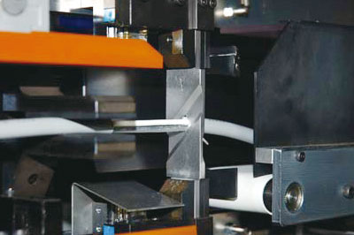 レーザーによる微小変位同期制御を搭載。ストリップカスの自動排出機能搭載。