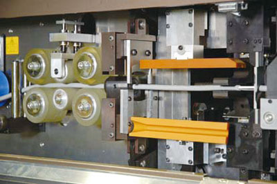 レーザーによる微小変位同期制御を搭載。ストリップカスの自動排出機能搭載。