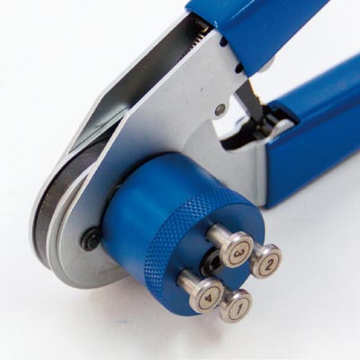 別売のロケーターの使用で、より正確な圧着が可能です